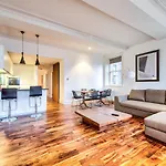 Sumptuous 2Br Apt Next To Edinburgh Castle!